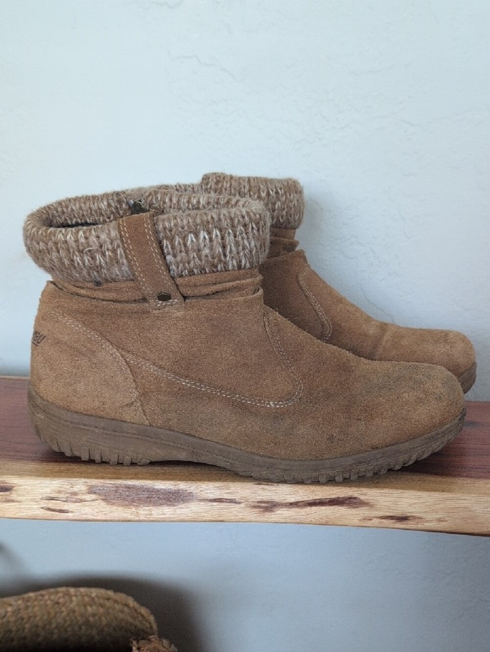 Khombu Tan Suede Winter Boots Size 11